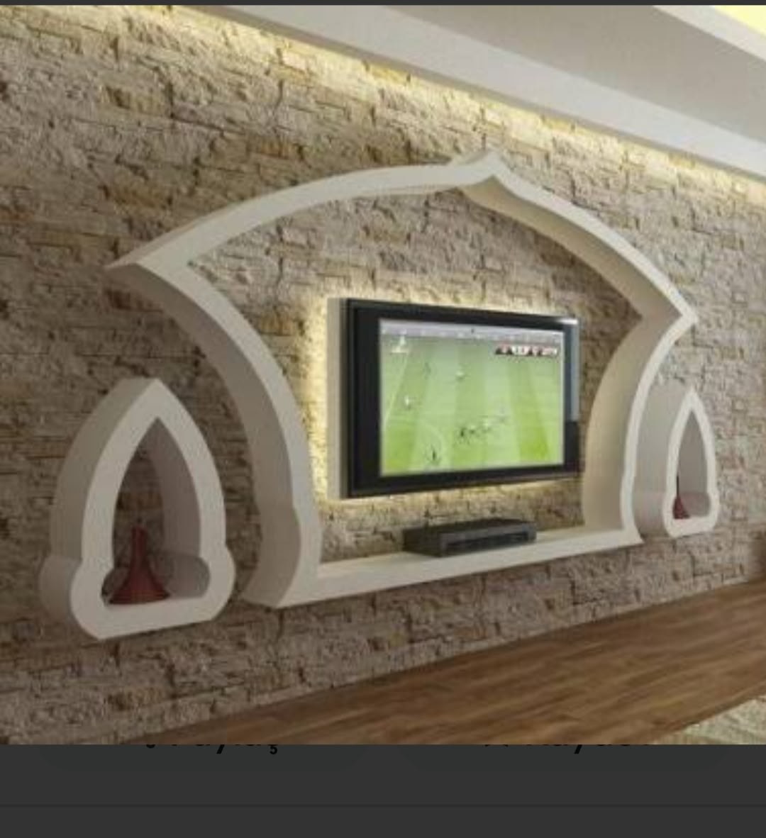 Dekoratif panel ve aydınlatma detaylarına sahip TV ünitesi uygulaması