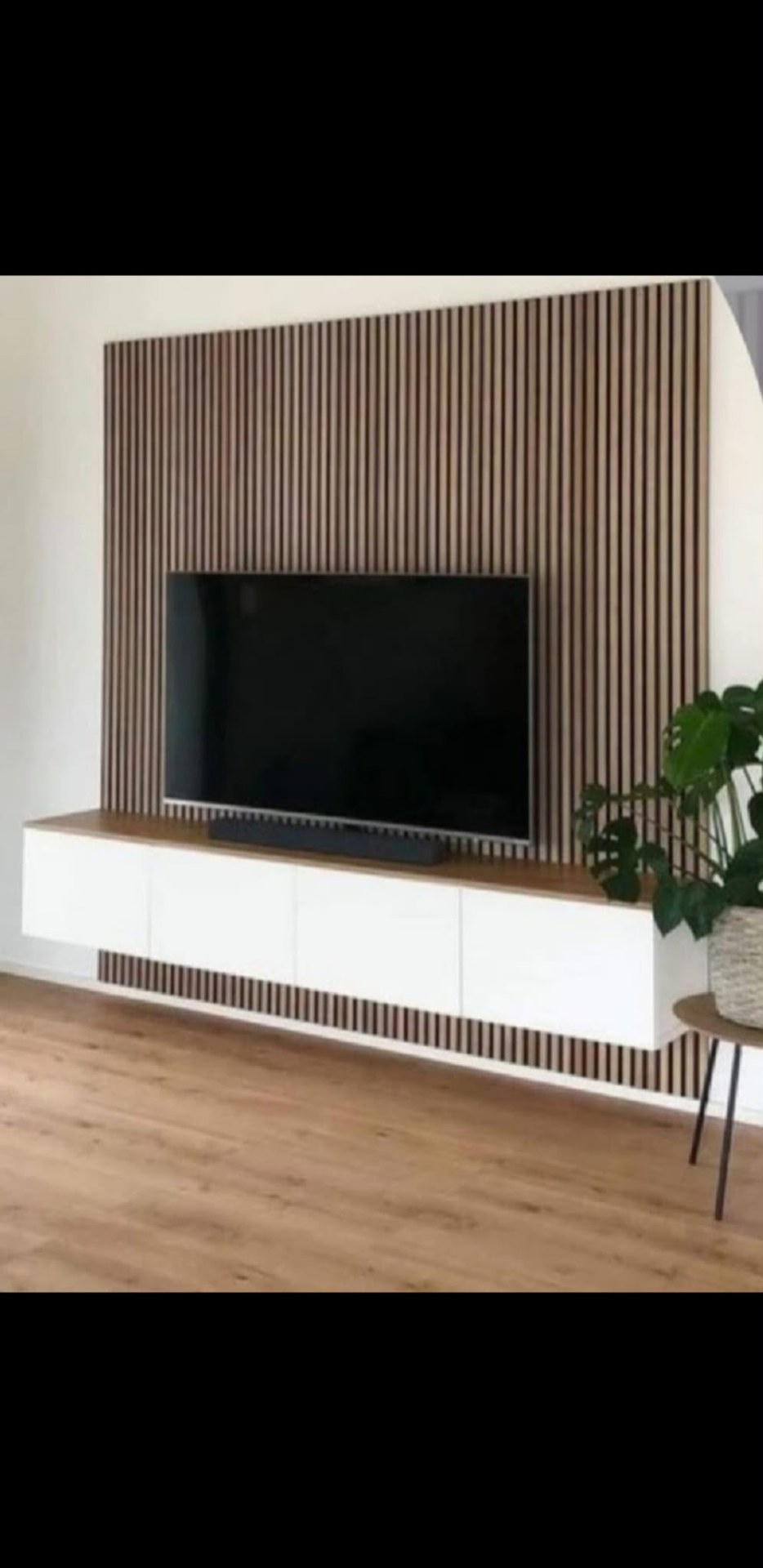 Dekoratif panel ve aydınlatma detaylarına sahip TV ünitesi uygulaması