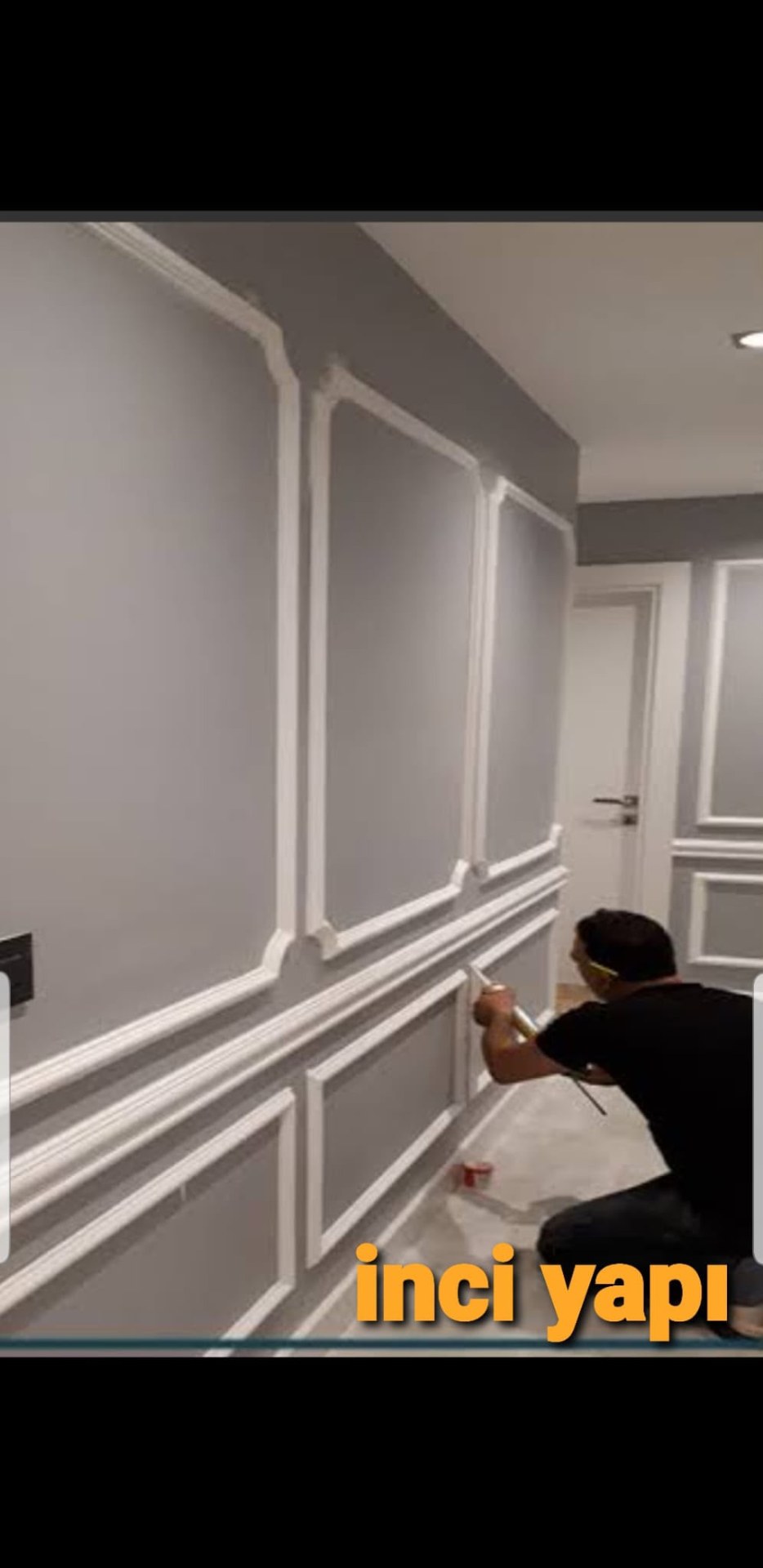 Dekoratif panel ve aydınlatma detaylarına sahip TV ünitesi uygulaması