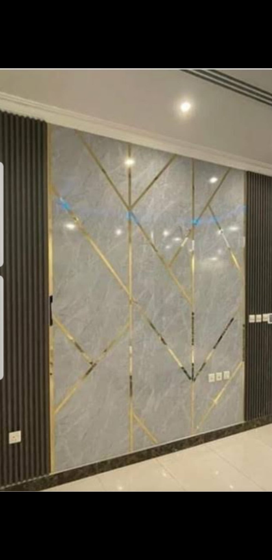 Mermer görünümlü yüzey ve metalik çizgilerle tamamlanan dekoratif panel kaplama