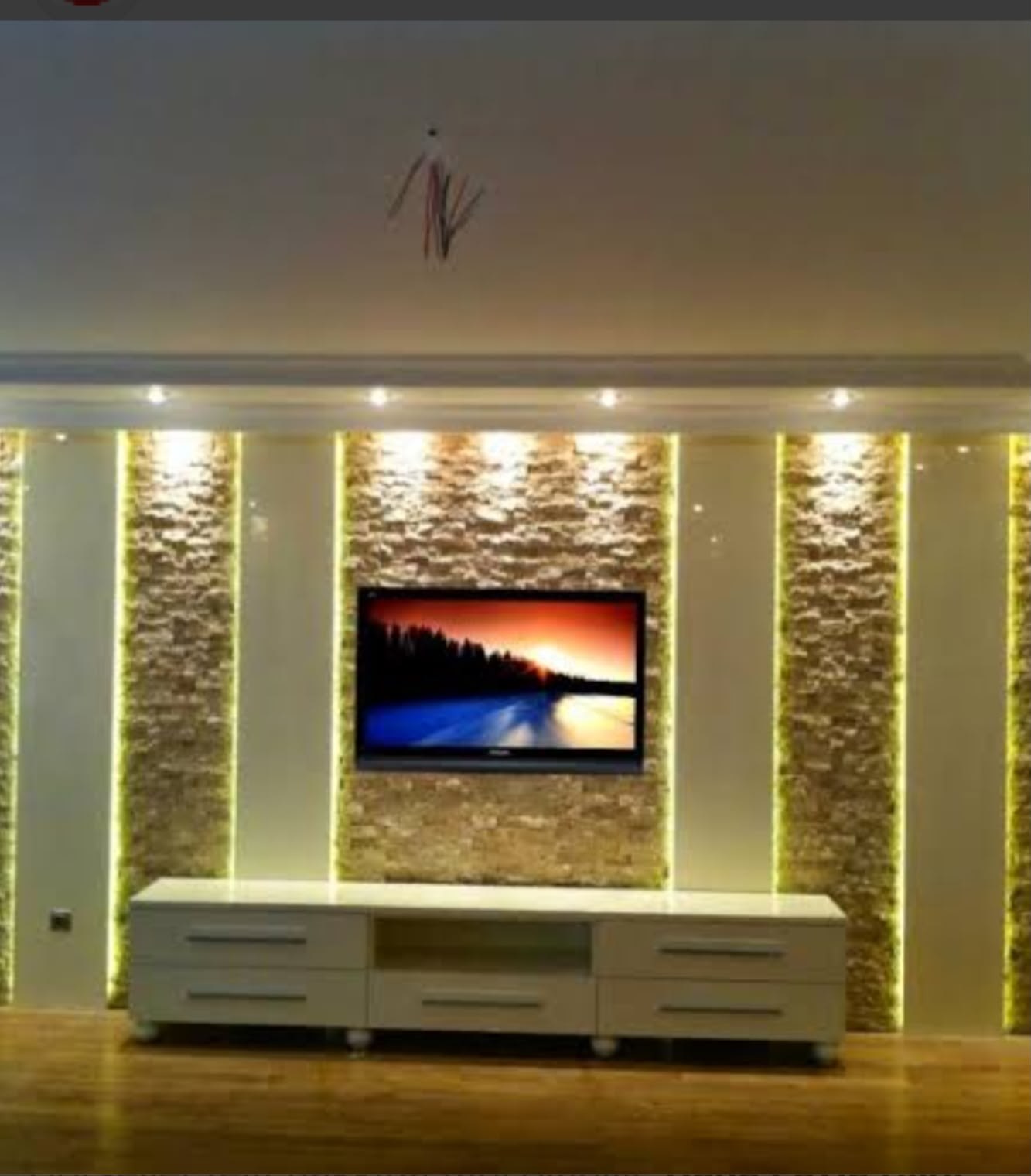 Dekoratif panel ve aydınlatma detaylarına sahip TV ünitesi uygulaması