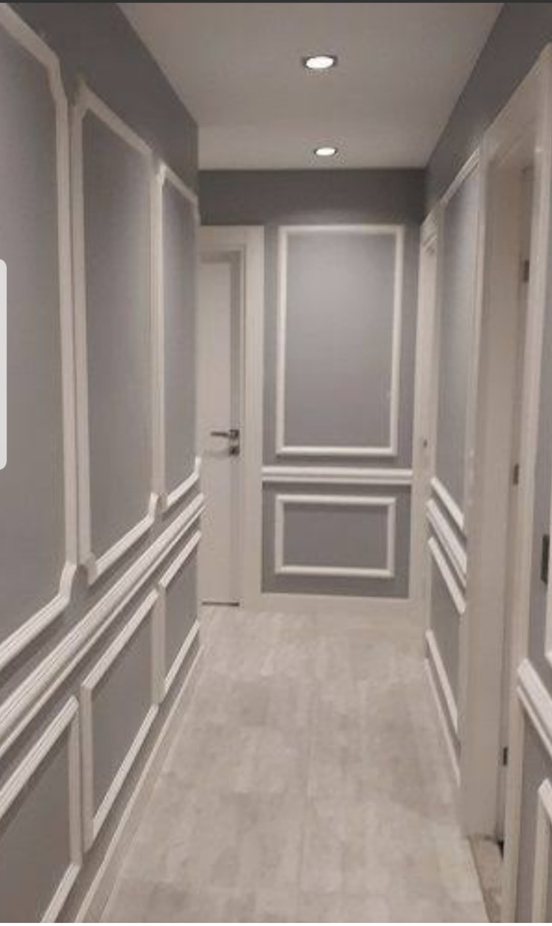 Gri duvarlı koridorda beyaz klasik dekoratif çıta ve panel uygulaması